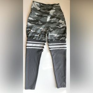 Bombshell Sportswear Camo Leggings Size Large